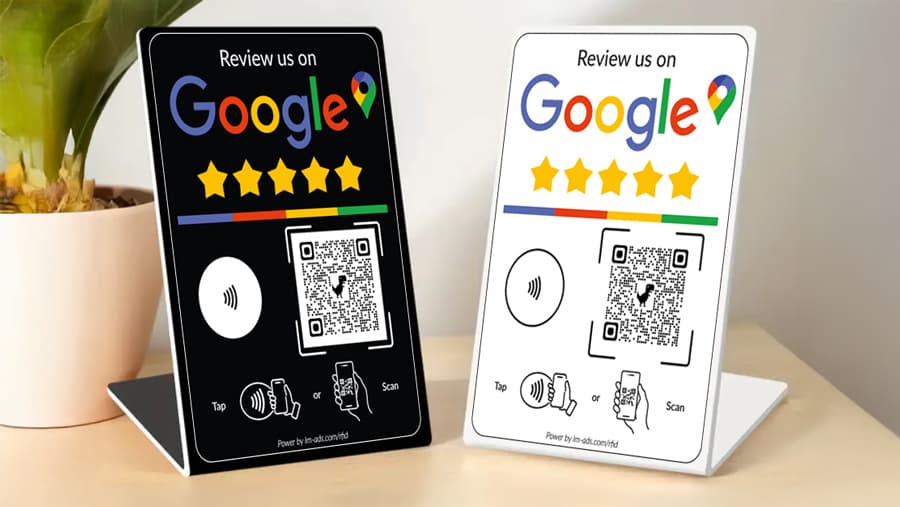 Tabliczka NFC z QR-kodem na stoliku